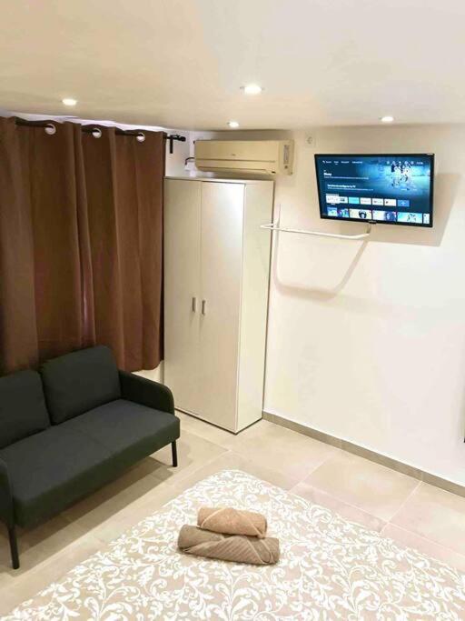 Estudios Hl Frente Al Metro Barcelona-Aeropuerto لوسبيتاليت دي يوبريغات المظهر الخارجي الصورة